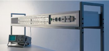 Versorgungsbr&uuml;cke mit Klarsichtkasten und Ablagefl&auml;chen